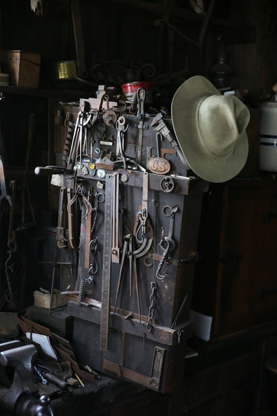 灰色牛仔帽和机械工具